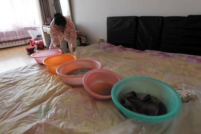 绵竹楼上漏水，住户失联，小区没物管，业主维权难！律师来支招……